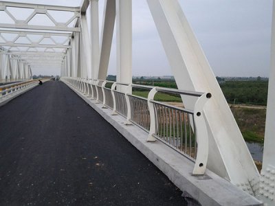 你不知道的是为什么道路上要装置防撞护栏？